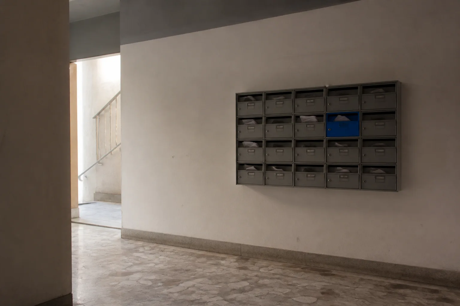 Caselle postali allineate con un elemento blu: immagine illustrativa della corrispondenza
