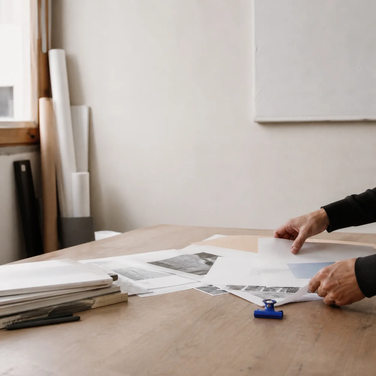 Mani che ordinano bozze, illustrazione del lavoro creativo