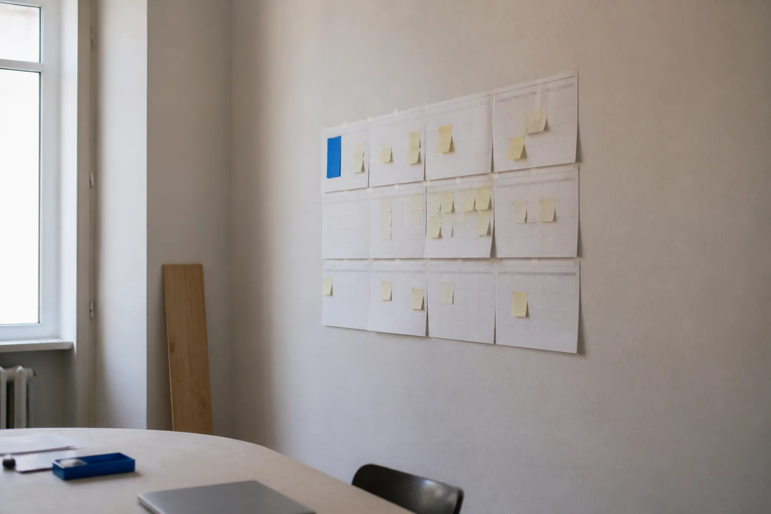 Fogli e post-it organizzati su una parete, illustrazione di un piano editoriale